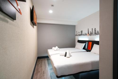 Habitación Doble sin ventana - 2 camas del hotel easyHotel London City Shoreditch. Foto 14