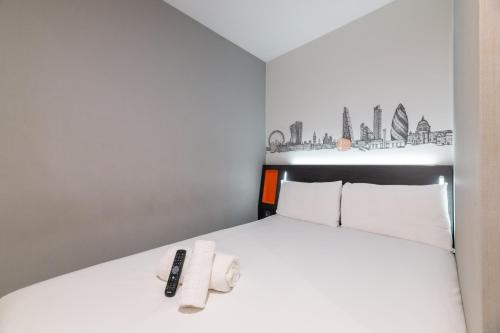 Habitación Doble sin ventana del hotel easyHotel London City Shoreditch. Foto 1