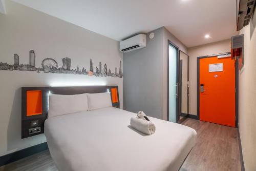 Habitación Doble sin ventana del hotel easyHotel London City Shoreditch. Foto 6