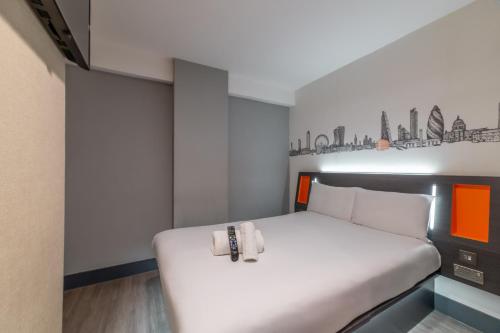 Habitación Doble sin ventana del hotel easyHotel London City Shoreditch. Foto 8