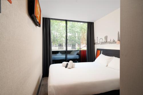 Habitación Doble con ventana del hotel easyHotel London City Shoreditch. Foto 12