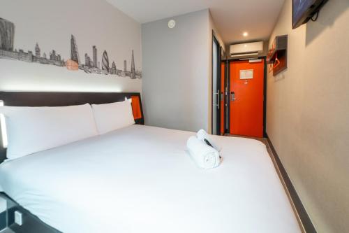 Habitación Doble con ventana del hotel easyHotel London City Shoreditch. Foto 15
