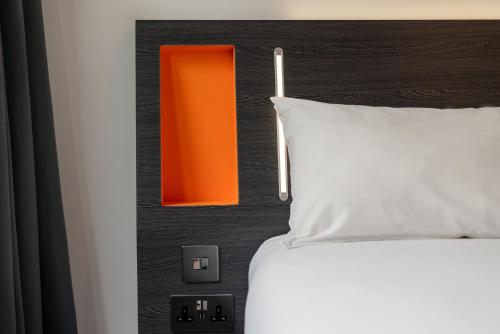Habitación Doble sin ventana del hotel easyHotel London City Shoreditch. Foto 16