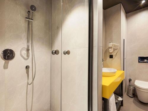 Habitación Doble Estándar del hotel ibis Styles Istanbul Merter. Foto 7
