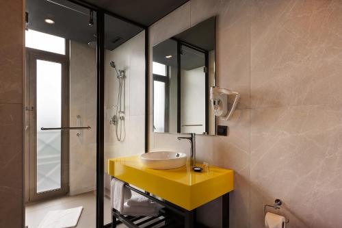 Habitación Doble Estándar del hotel ibis Styles Istanbul Merter. Foto 18