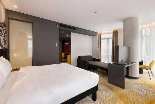 Habitación Doble Superior con sofá cama del hotel ibis Styles Istanbul Merter. Foto 11