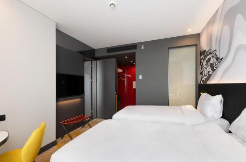 Habitación Doble - 2 camas del hotel ibis Styles Istanbul Merter. Foto 6