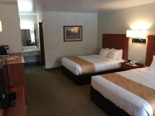 Habitación con 2 camas grandes - Adaptada para personas con movilidad reducida - No fumadores del hotel Quality Inn Lake George. Foto 3