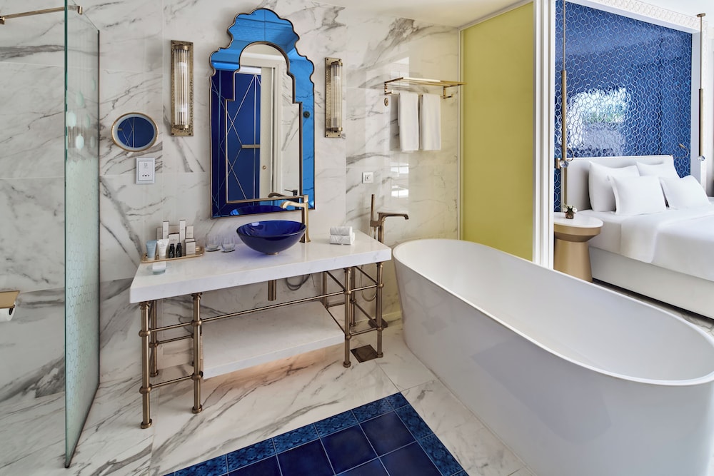 Habitación Familiar de Dos Dormitorios - Vistas al Jardín con cama King y camas gemelas del hotel Rixos Premium Saadiyat Island. Foto 4