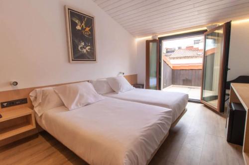 Habitación Doble con Terraza del hotel Cortabitarte. Foto 2