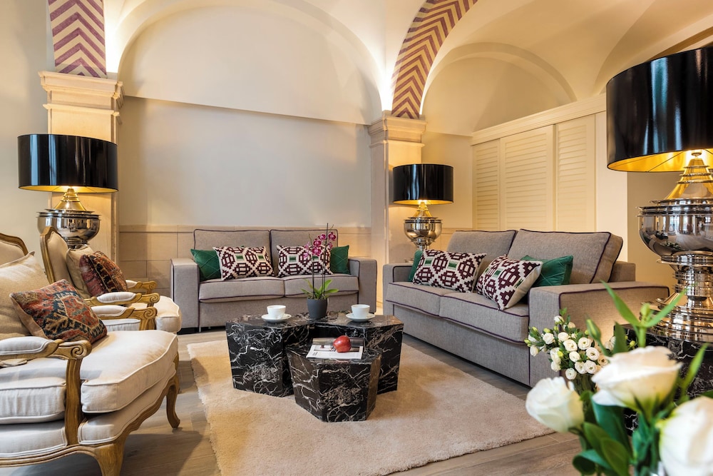 Suite Premium, en la zona del patio del hotel Casa De Triana Luxury Suites By Casa Del Poeta. Foto 4