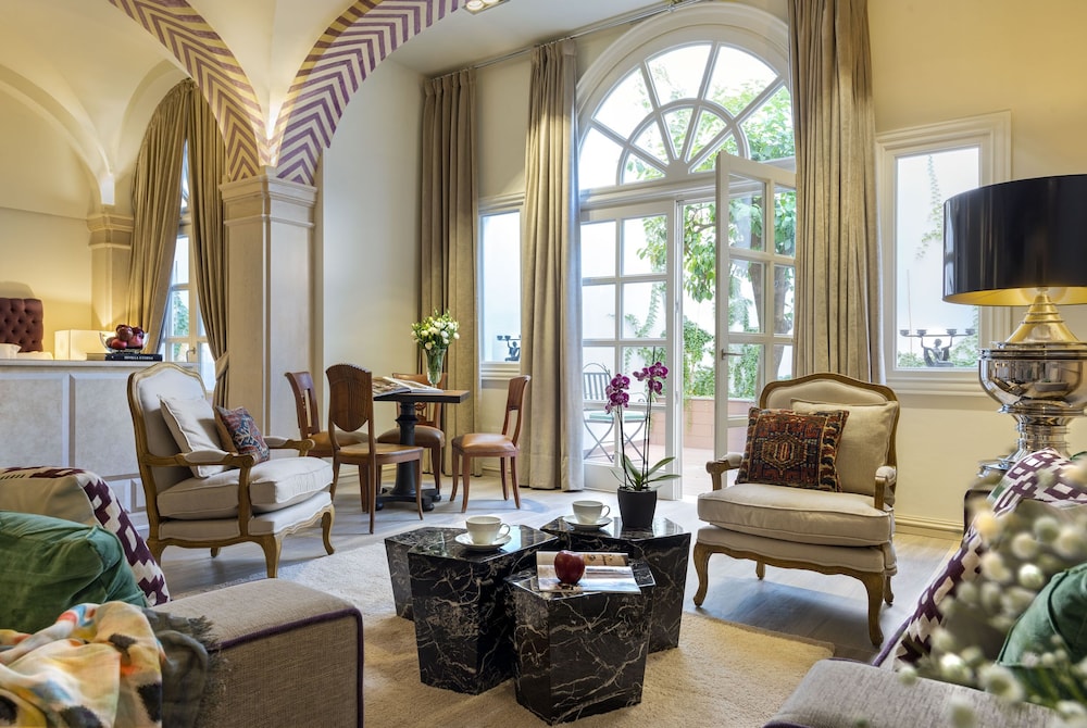 Suite Premium, en la zona del patio del hotel Casa De Triana Luxury Suites By Casa Del Poeta. Foto 5