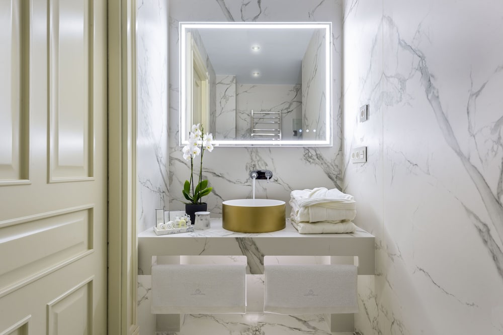 Suite Premium, en la zona del patio del hotel Casa De Triana Luxury Suites By Casa Del Poeta. Foto 7