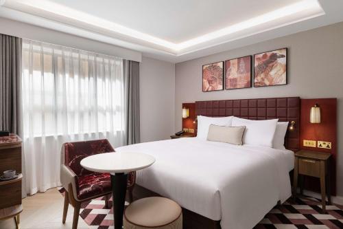 Habitación Superior con cama extragrande del hotel Lost Property St. Paul's London, Curio Collection By Hilton. Foto 2