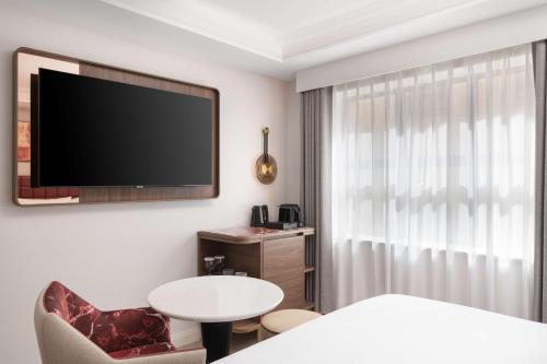 Habitación Superior con cama extragrande del hotel Lost Property St. Paul's London, Curio Collection By Hilton. Foto 3