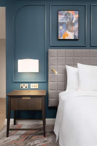 Habitación Superior con cama extragrande del hotel Lost Property St. Paul's London, Curio Collection By Hilton. Foto 13