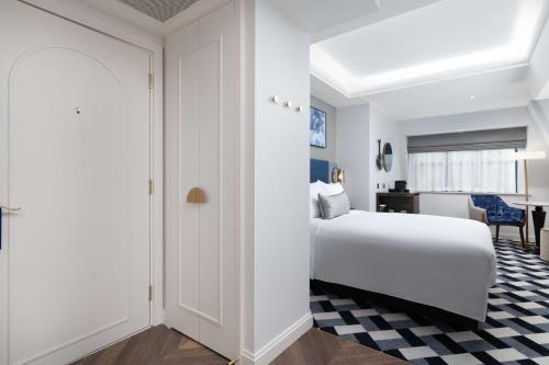 Habitación Deluxe con cama grande y vistas del hotel Lost Property St. Paul's London, Curio Collection By Hilton. Foto 10