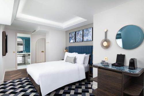 Habitación Deluxe con cama grande y vistas del hotel Lost Property St. Paul's London, Curio Collection By Hilton. Foto 12