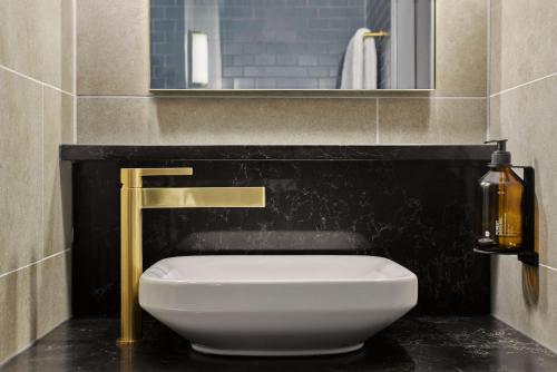 Habitación dorada del hotel AMANO Covent Garden. Foto 4