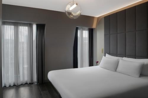 Habitación cómoda con balcón del hotel AMANO Covent Garden. Foto 2