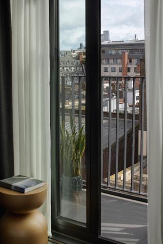 Habitación cómoda con balcón del hotel AMANO Covent Garden. Foto 4