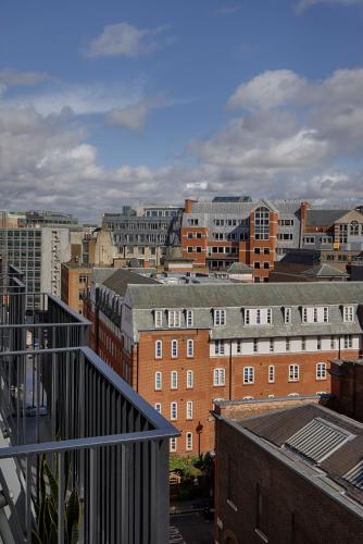 Habitación cómoda con balcón del hotel AMANO Covent Garden. Foto 5