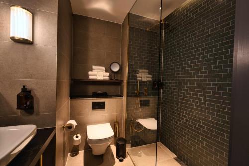 Habitación cómoda con balcón del hotel AMANO Covent Garden. Foto 16