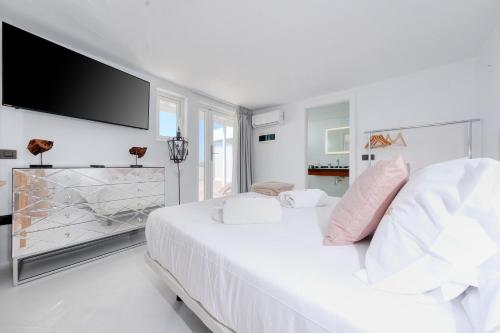 Habitación con cama grande y vistas al mar del hotel Casa Serena 10. Foto 9