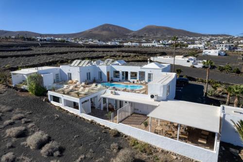 Habitación con cama grande y vistas al mar del hotel Casa Serena 10