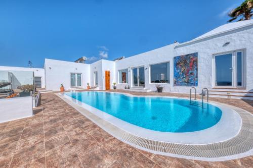 Habitación con cama extragrande y vistas a la montaña del hotel Casa Serena 10. Foto 3