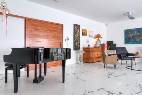 Habitación con cama extragrande y vistas a la montaña del hotel Casa Serena 10. Foto 15