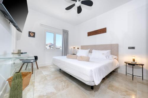 Habitación con cama extragrande y vistas a la montaña del hotel Casa Serena 10. Foto 18