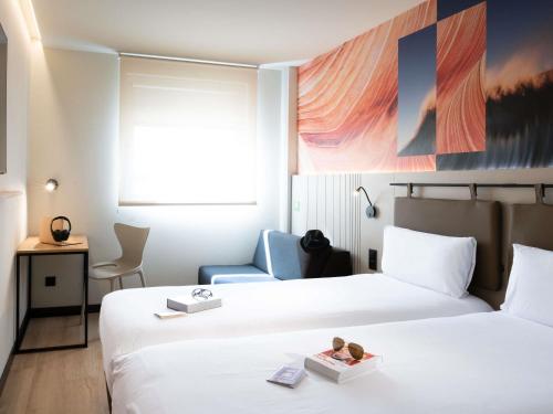 Habitación Doble Estándar - 2 camas del hotel Ibis Styles Santander. Foto 1