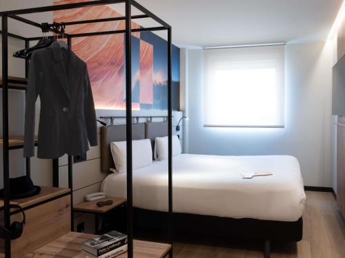 Habitación Familiar con 1 cama doble y sofá cama (2 + 1) del hotel Ibis Styles Santander. Foto 2