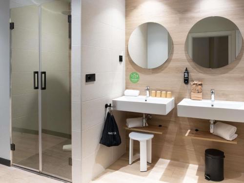 Habitación Familiar con 1 cama doble y sofá cama (2 + 1) del hotel Ibis Styles Santander. Foto 4