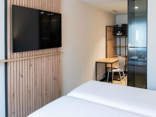 Habitación Doble Estándar - 2 camas del hotel Ibis Styles Santander. Foto 8