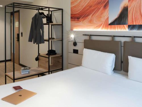 Habitación Familiar con 1 cama doble y sofá cama del hotel Ibis Styles Santander. Foto 6