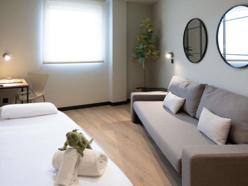 Habitación Familiar con 1 cama doble y sofá cama del hotel Ibis Styles Santander. Foto 7