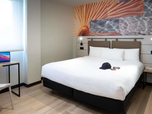 Habitación Cuádruple - 1 cama doble y 2 camas individuales del hotel Ibis Styles Santander. Foto 4