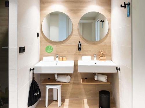 Habitación Cuádruple - 1 cama doble y 2 camas individuales del hotel Ibis Styles Santander. Foto 6