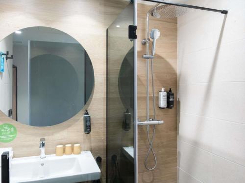 Habitación Estándar con 2 camas individuales y sofá cama del hotel Ibis Styles Santander. Foto 6