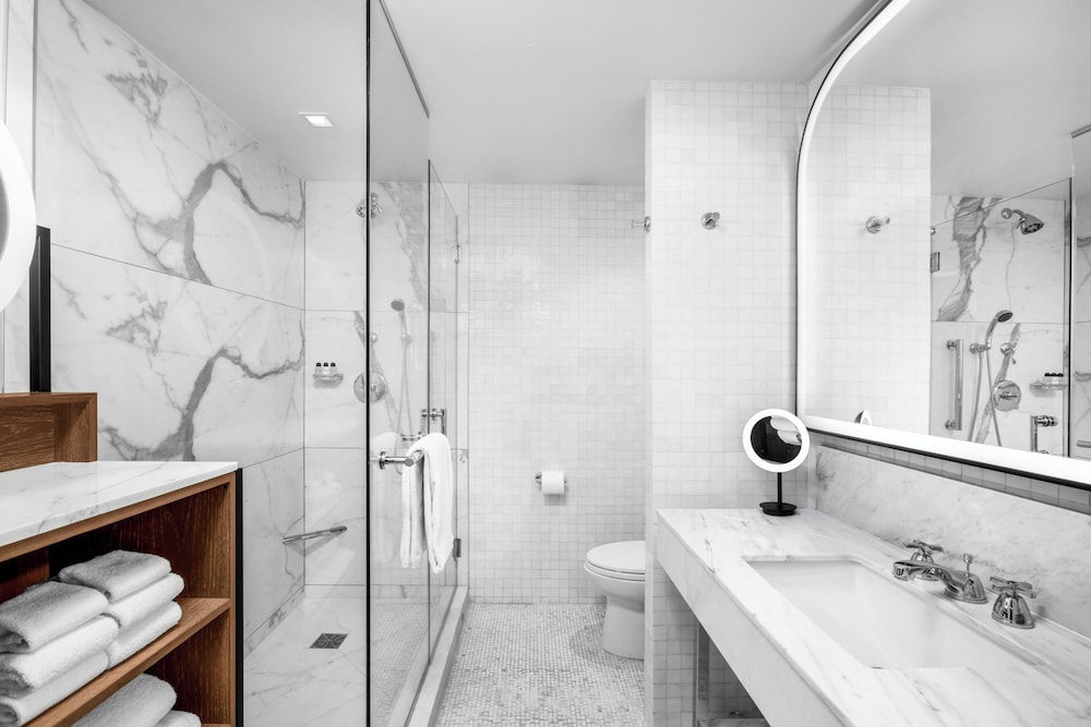 Suite, 1 cama de matrimonio grande con sofá cama (Mobility Accessible, Roll - In Shower) del hotel The Luxury Collection Hotel Manhattan Midtown. Foto 3