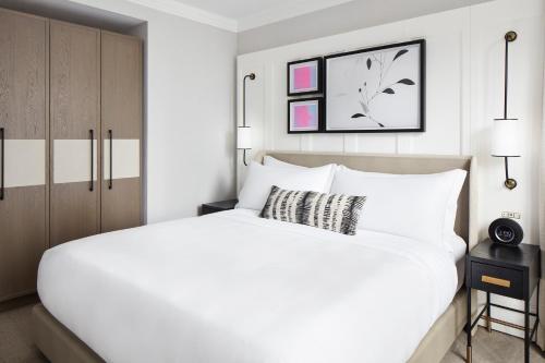 Suite de 1 dormitorio con cama extragrande y vistas al perfil urbano del hotel The Luxury Collection Hotel Manhattan Midtown. Foto 1