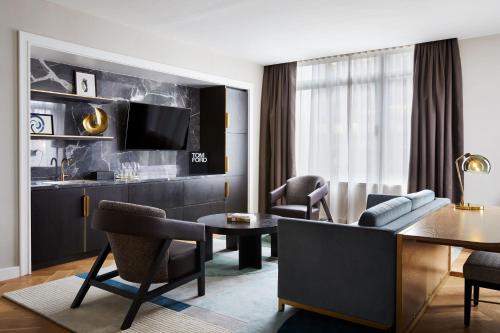Suite con sofá cama y vistas al perfil urbano - 1 cama extragrande del hotel The Luxury Collection Hotel Manhattan Midtown