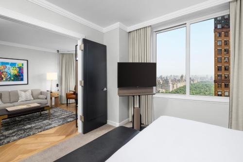 Suite de 1 dormitorio con cama king, sofá cama y vista al parque del hotel The Luxury Collection Hotel Manhattan Midtown. Foto 4