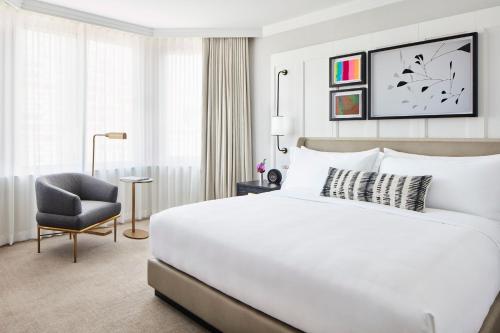 Suite Premium de 1 dormitorio con sofá cama y vistas al parque - 1 cama extragrande del hotel The Luxury Collection Hotel Manhattan Midtown. Foto 1