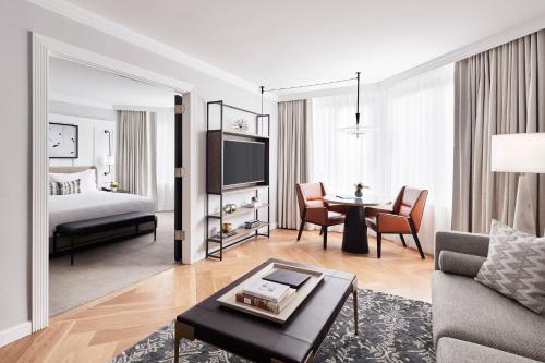 Suite de 1 dormitorio con cama king y accesibilidad para movilidad del hotel The Luxury Collection Hotel Manhattan Midtown. Foto 1
