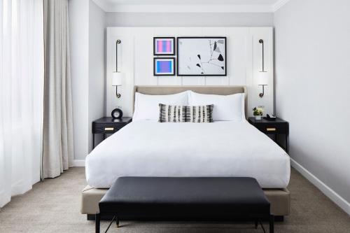 Suite de 1 dormitorio con cama king y accesibilidad para movilidad del hotel The Luxury Collection Hotel Manhattan Midtown. Foto 3