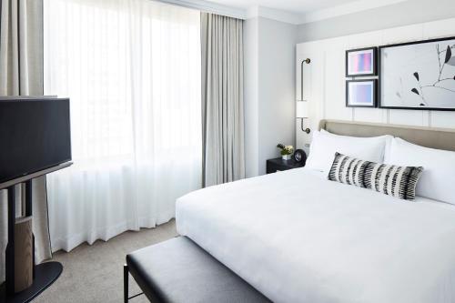 Suite de 1 dormitorio con cama king y accesibilidad para movilidad del hotel The Luxury Collection Hotel Manhattan Midtown. Foto 4