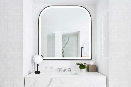 Habitación Deluxe con 2 camas dobles y vistas a la ciudad del hotel The Luxury Collection Hotel Manhattan Midtown. Foto 3